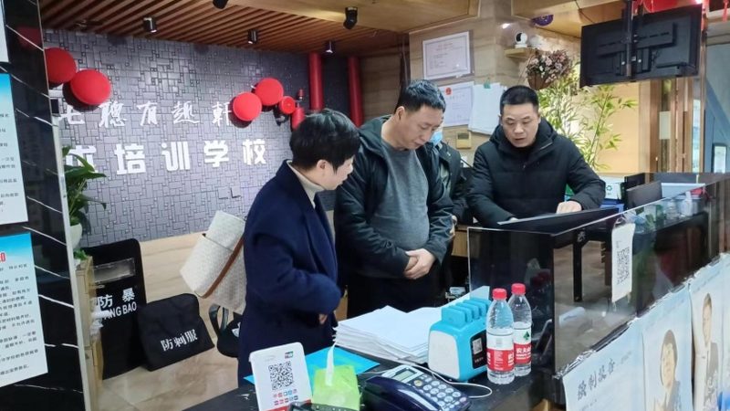 定制课程的价格通常由以下几个因素构成：